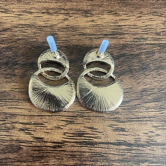 Gold and black geometric hoop earrings - Picture 2 of 3